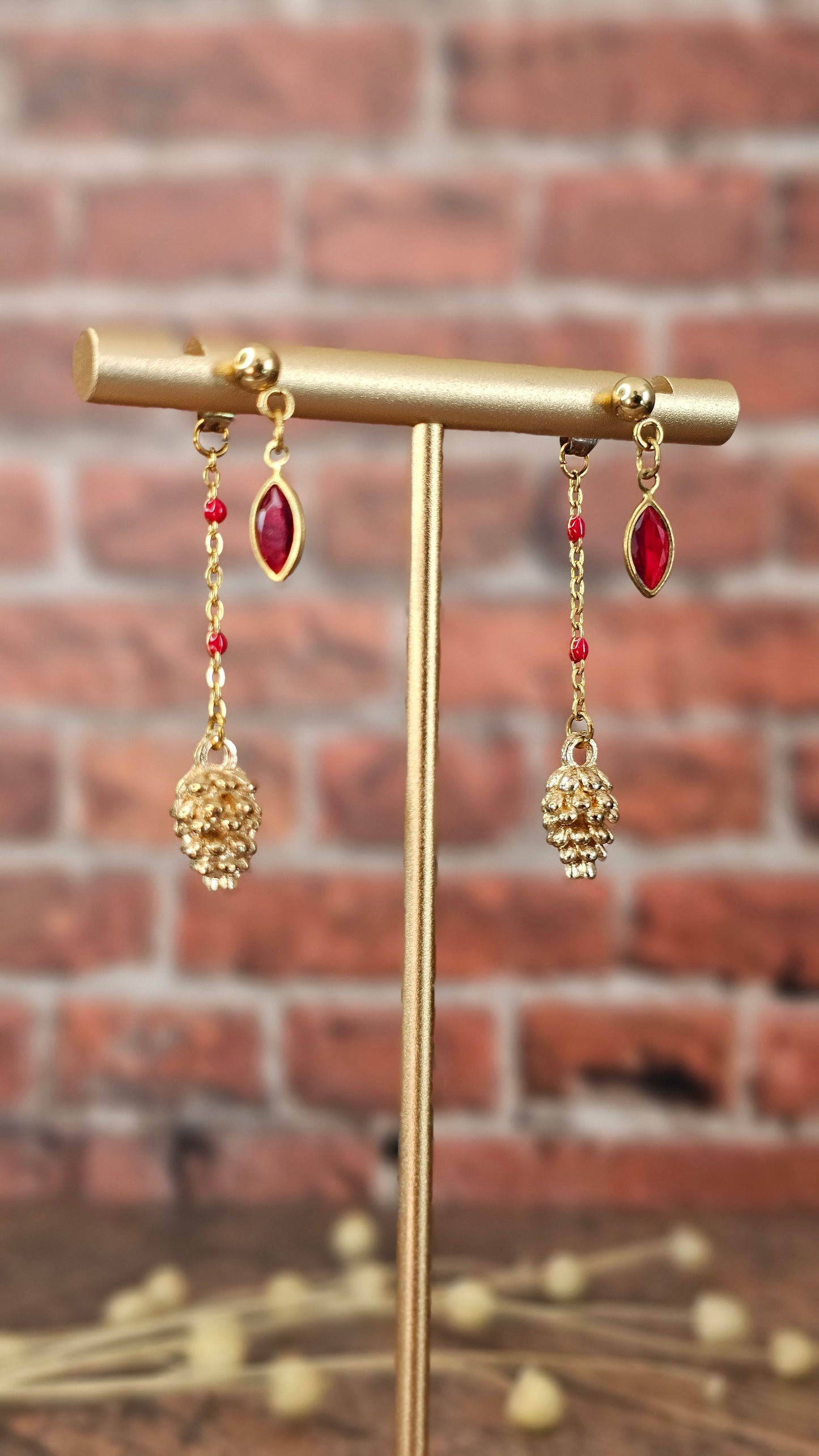 Boucles d'oreilles Pomme de Pin et Cristal rouge