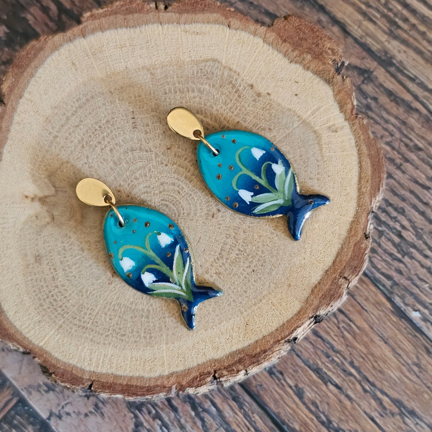 Boucles d'Oreilles "Les Poissons de Muguette" : Art Floral Peinte à la Main