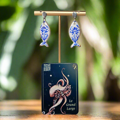Boucles d'Oreilles "Les Poissons de Simone" : Ancienne Faïence Peinte à la Main