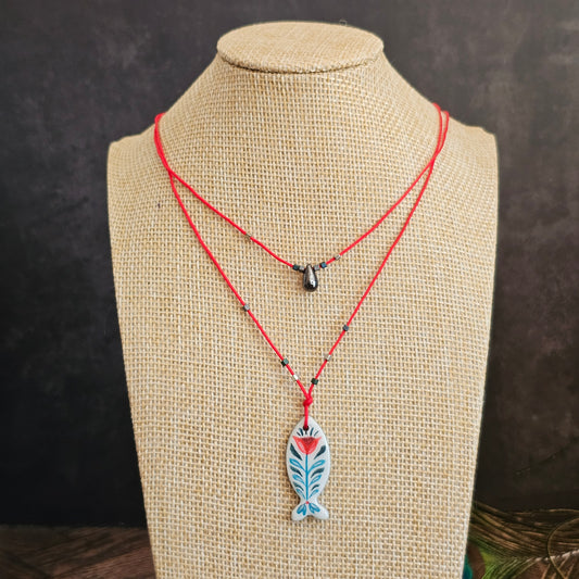 Collier "Les poissons de Mariam" : Art Folklorique Peinte à la Main