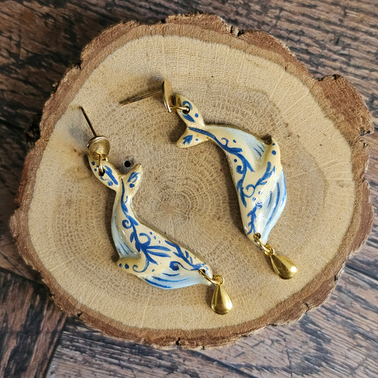 Boucles d'Oreilles "Les Baleines de Marine" : Art Folklorique Peinte à la Main