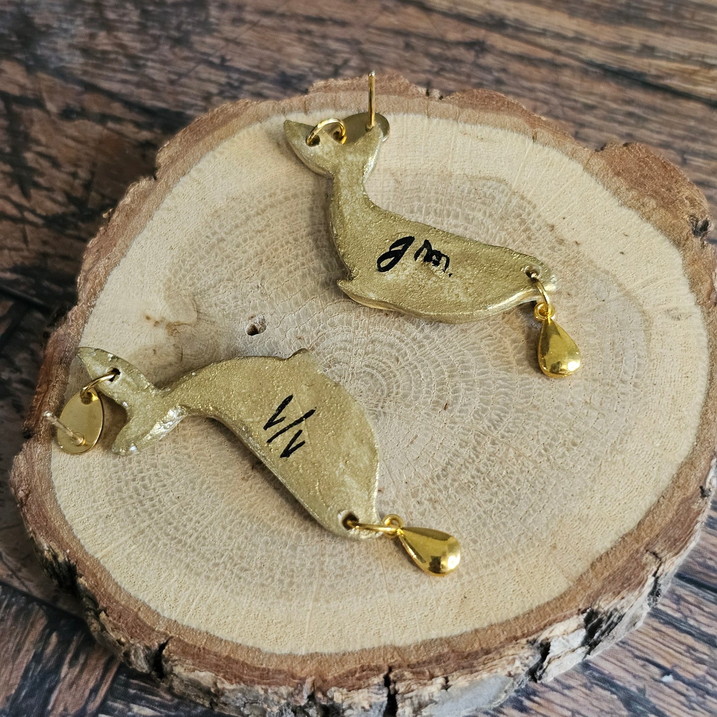 Boucles d'Oreilles "Les Baleines de Marine" : Art Folklorique Peinte à la Main