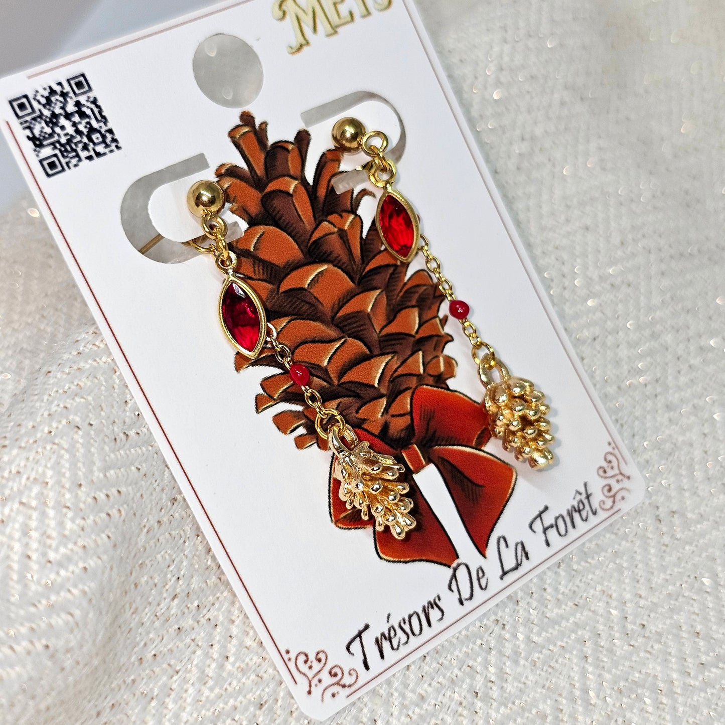 Boucles d'oreilles Pomme de Pin et Cristal rouge