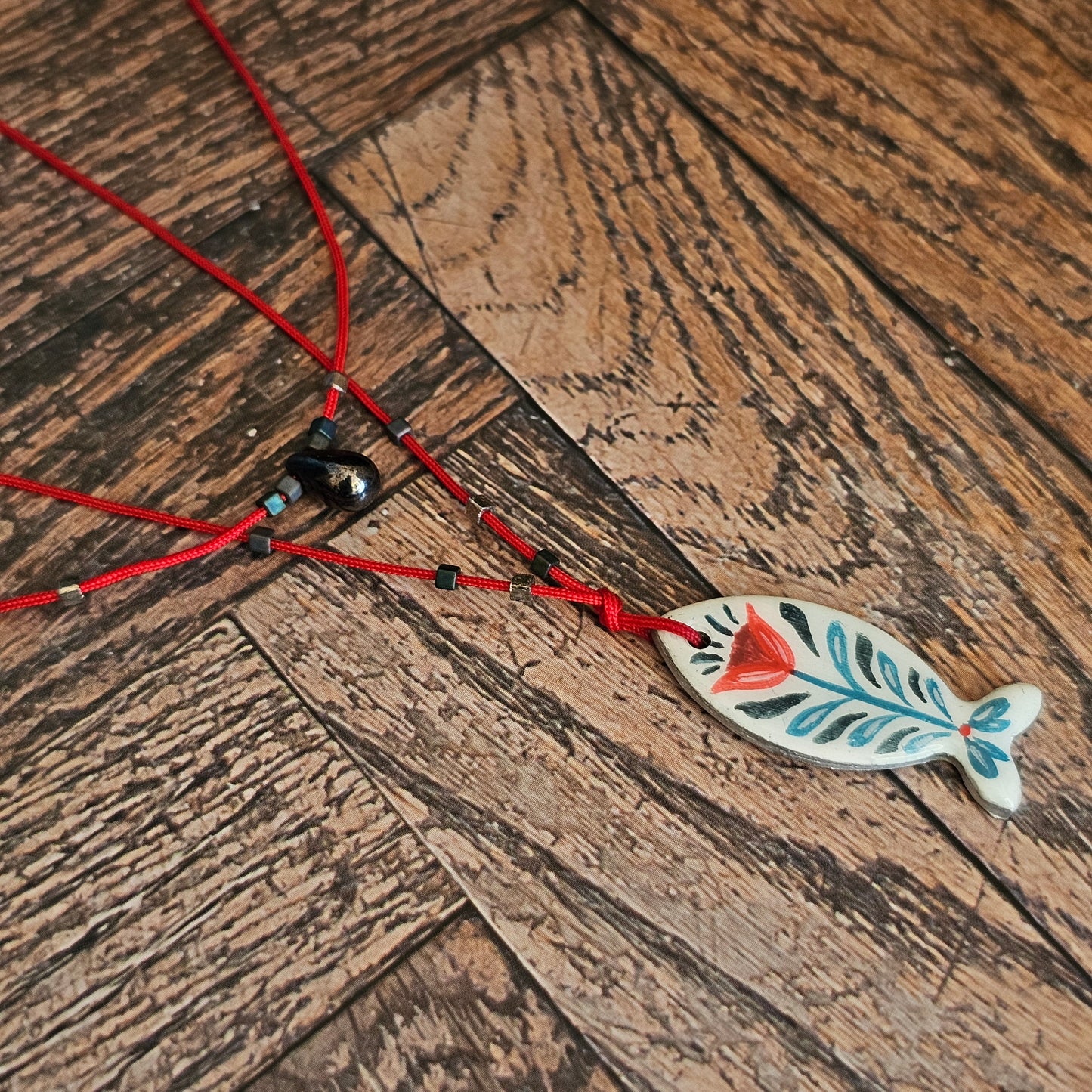 Collier "Les poissons de Mariam" : Art Folklorique Peinte à la Main